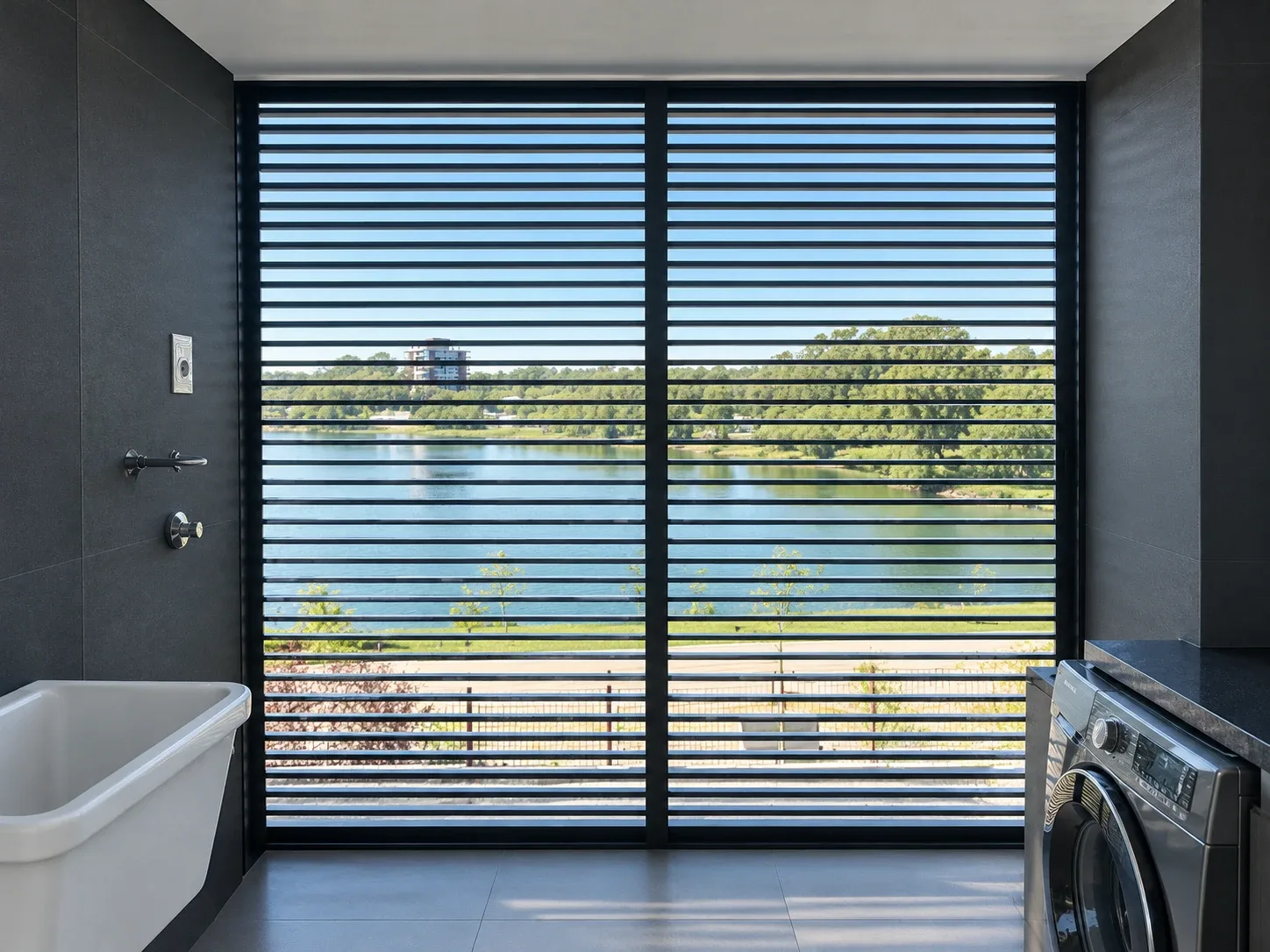 Lavadero con parasol de aluminio y vista al lago