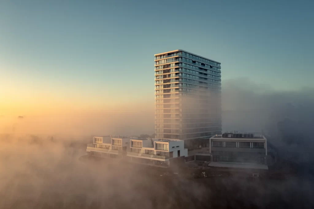 La torre entre la neblina del amanecer