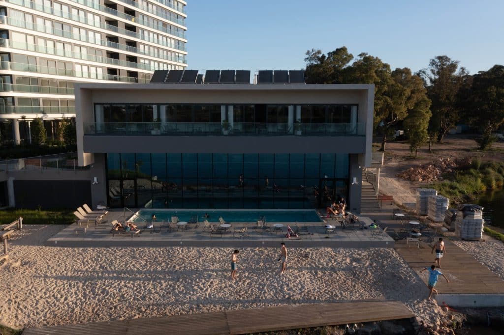 Club House con piscina exterior y playa de arena