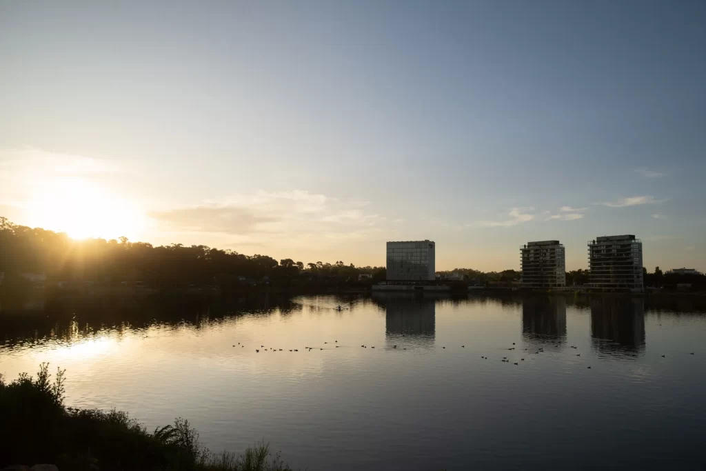 Atardecer en el lago con las torres reflejadas